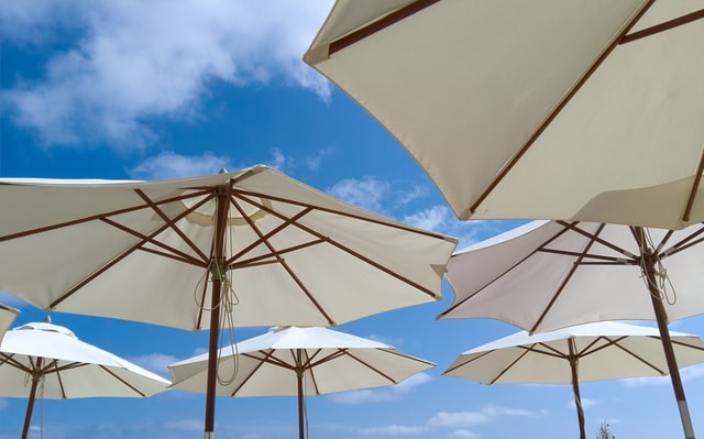 Le beau temps est la ! Installez un parasol pour vos evenements en plein air !